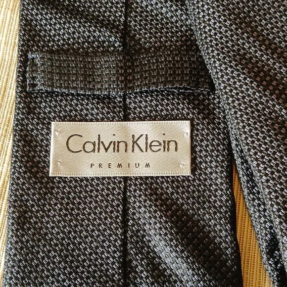 Calvin Klein 100% Silk Premium Classic Black Textured Tie - Picture 2 of 4